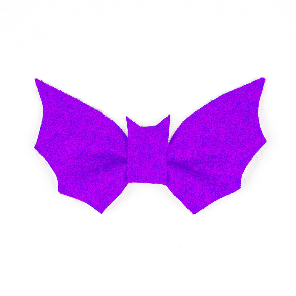 ONE size felt bow tie Bat-shaped, a must-have for every fashionable pet for Halloween party.