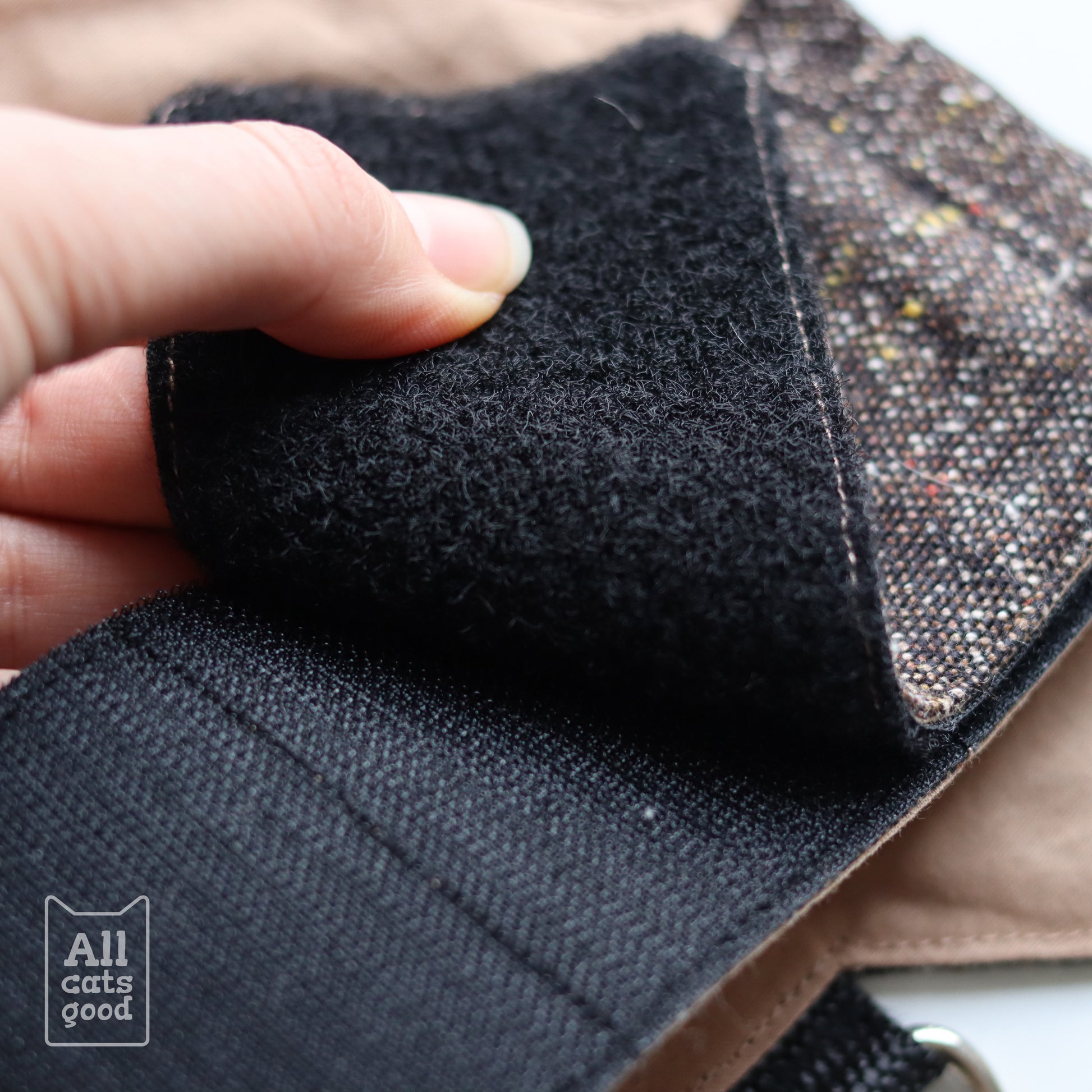 Secure Fastening: Durable Velcro Closure on a Trusted All cats good Tweed Cat Harness - Walk Your Cat with Confidence!