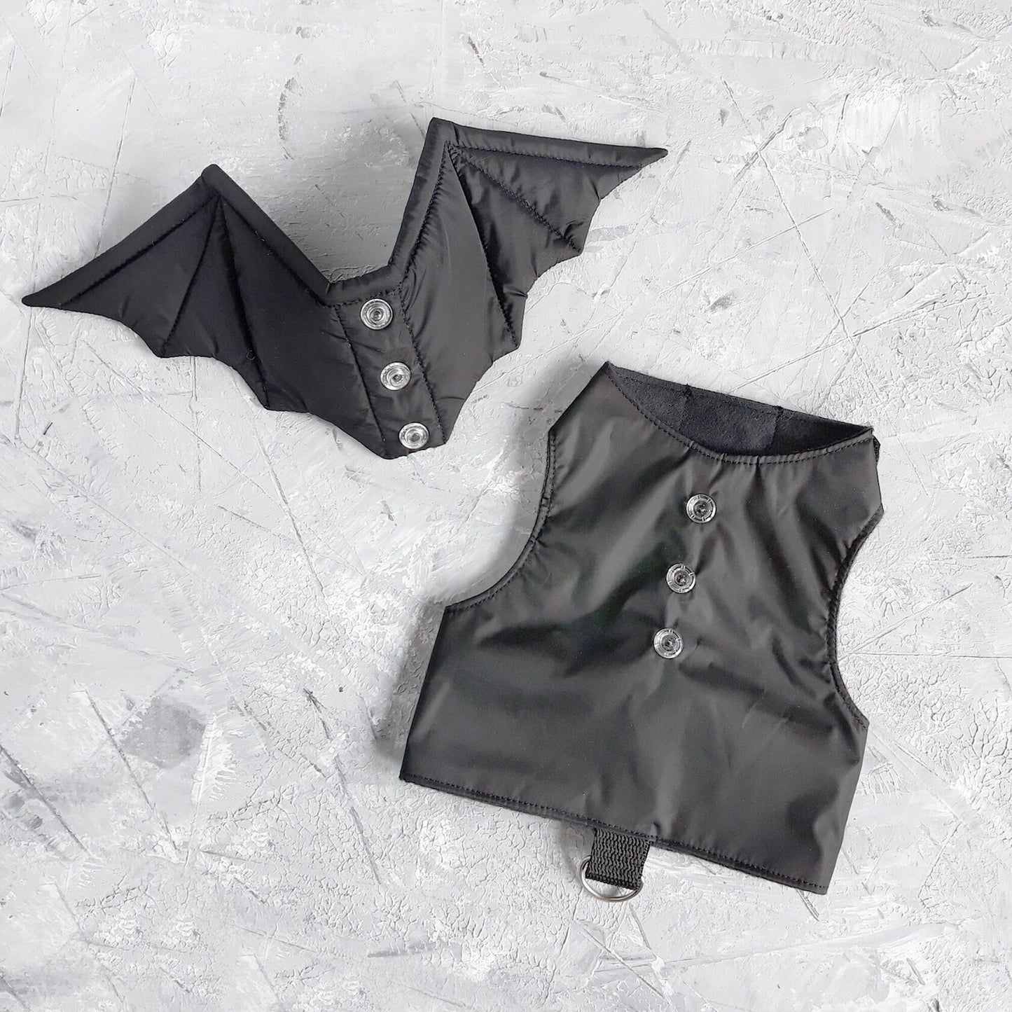 Difficult to escape cat harness with removable bat wings