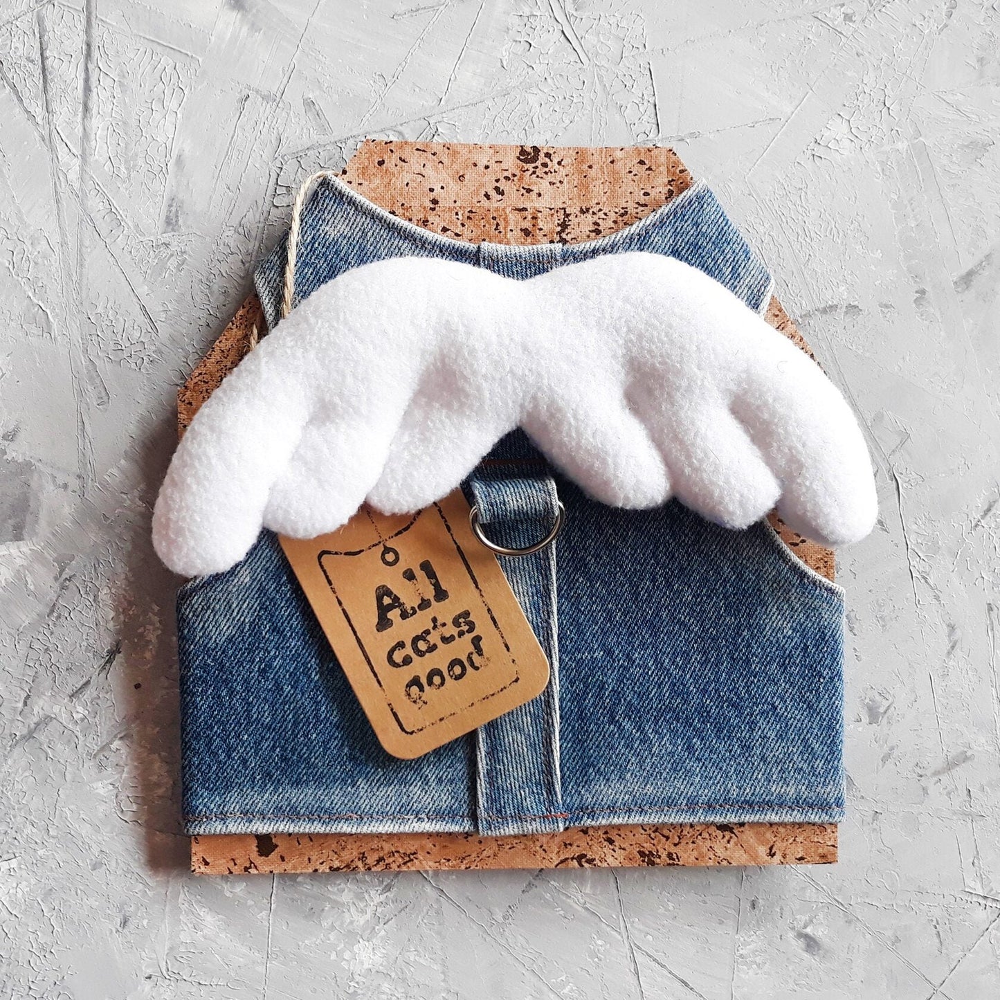 Adorable Angel Wing Cat Harness Made from Upcycled Denim - Give Your Feline a Heavenly Look! Eco-Friendly & Stylish.