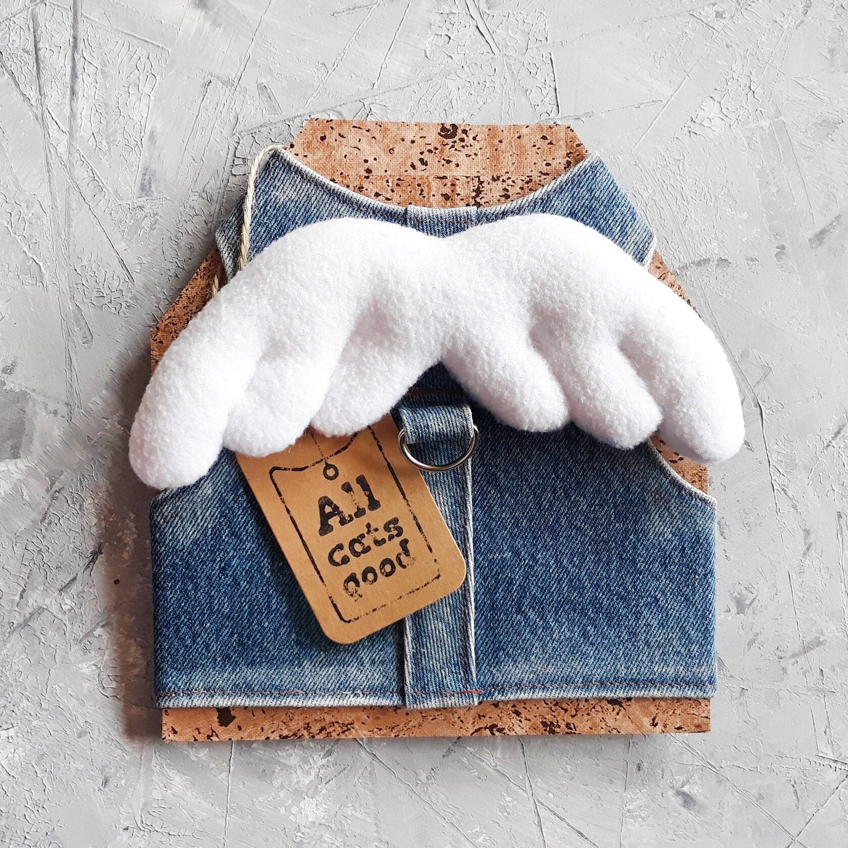 Adorable Angel Wing Cat Harness Made from Upcycled Denim - Give Your Feline a Heavenly Look! Eco-Friendly & Stylish.