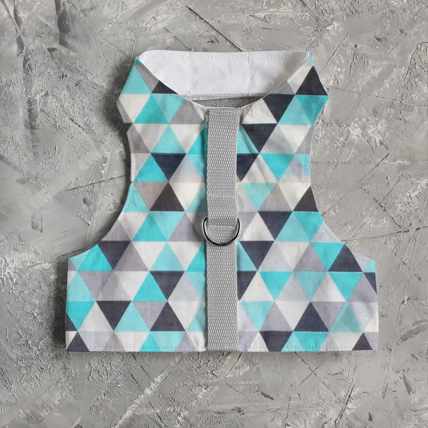 Difficult to escape and safety cat harness. Breathable cotton vest with blue triangles print