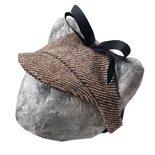 Tweed-style hat for a cat with a small brim 