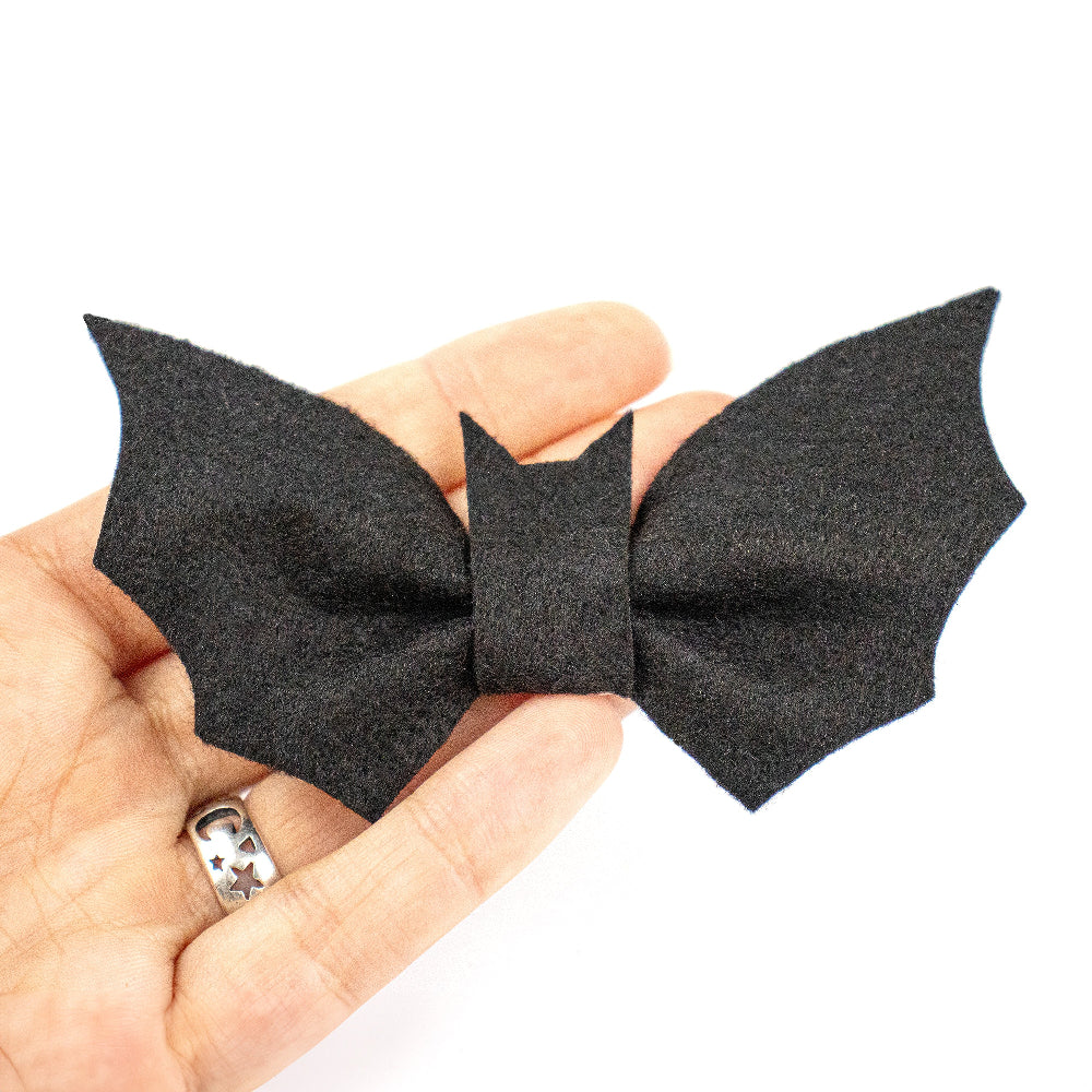 ONE size felt bow tie Bat-shaped, a must-have for every fashionable pet for Halloween party. 
