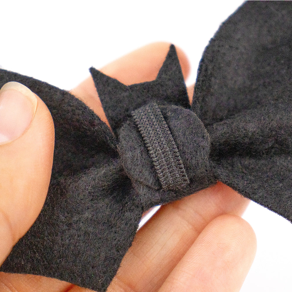 ONE size felt bow tie Bat-shaped, a must-have for every fashionable pet for Halloween party. 