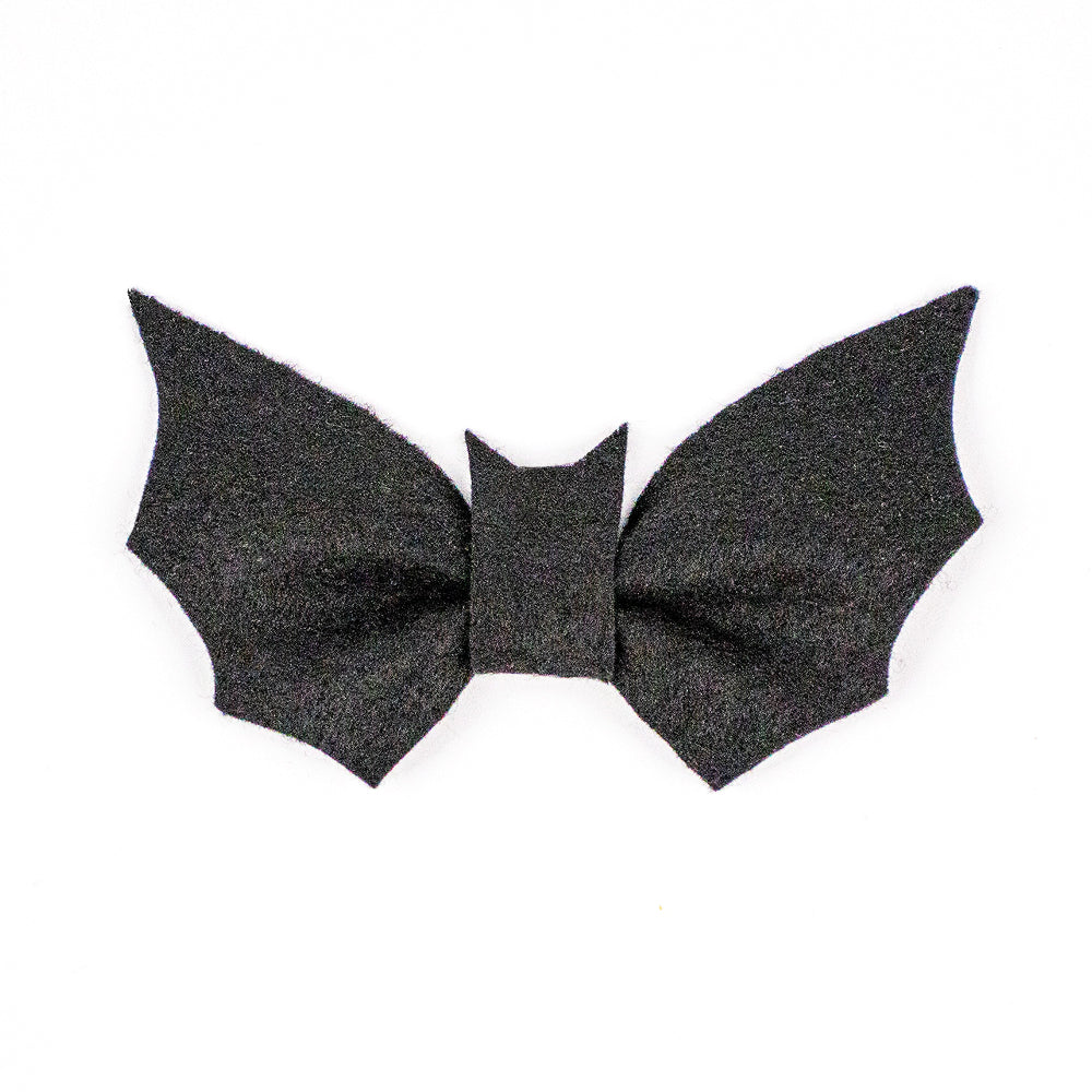 ONE size felt bow tie Bat-shaped, a must-have for every fashionable pet for Halloween party. 