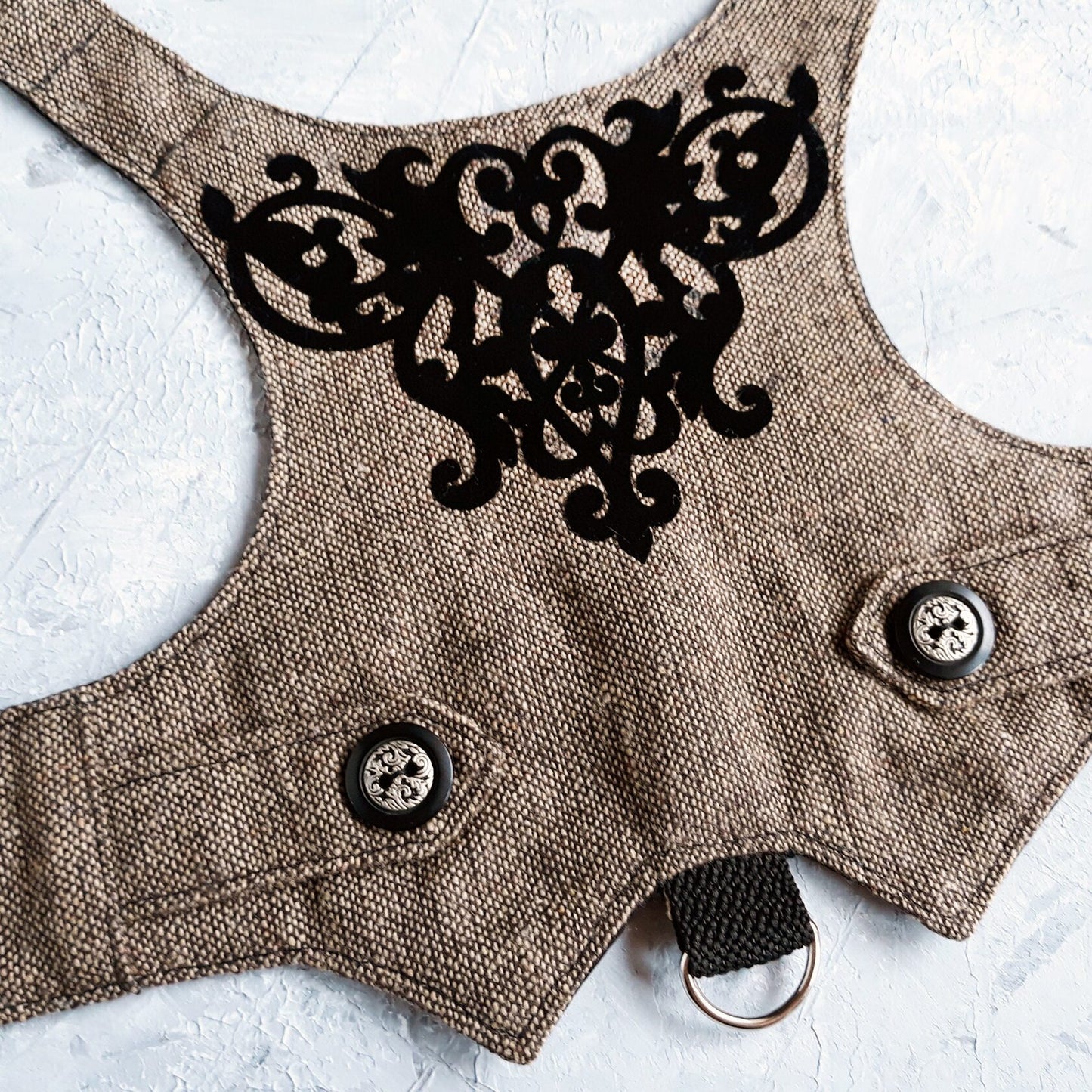 Difficult to escape cat harness with velvety openwork design