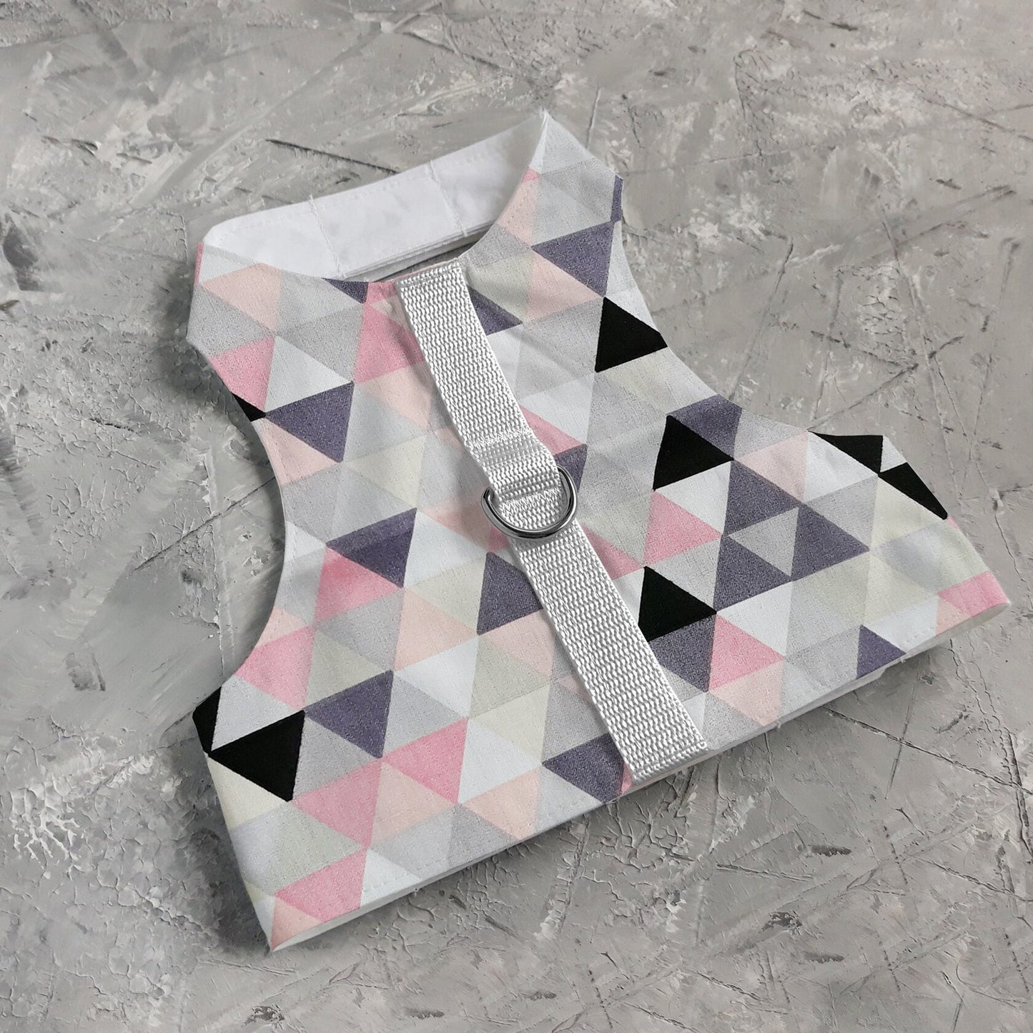 Difficult to escape and safety cat harness. Breathable cotton vest with pink triangles print