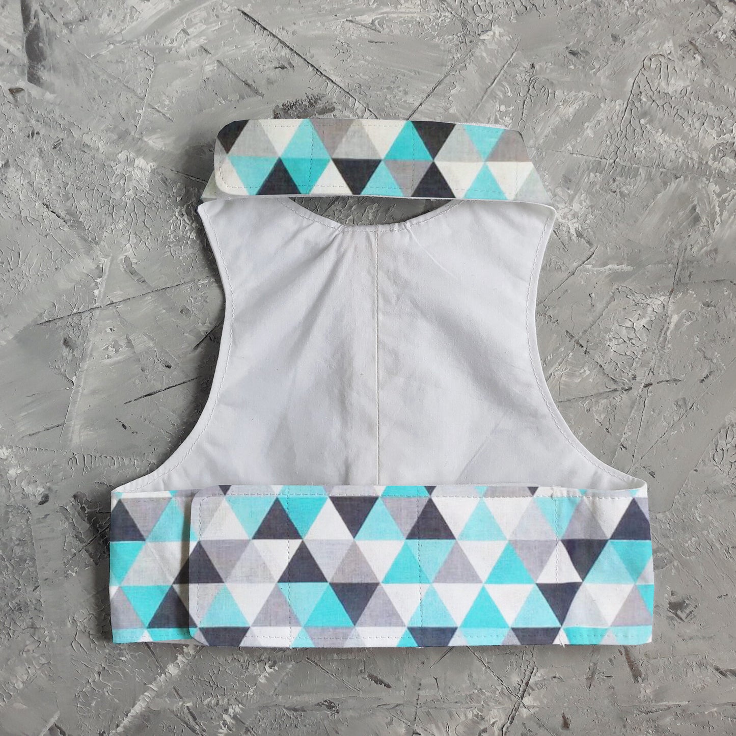 Escape proof and safety cat harness. Breathable cotton vest with blue triangles print