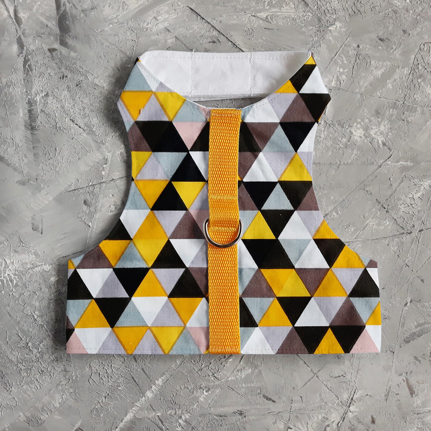 Difficult to escape and safety cat harness. Breathable cotton vest with yellow triangles print